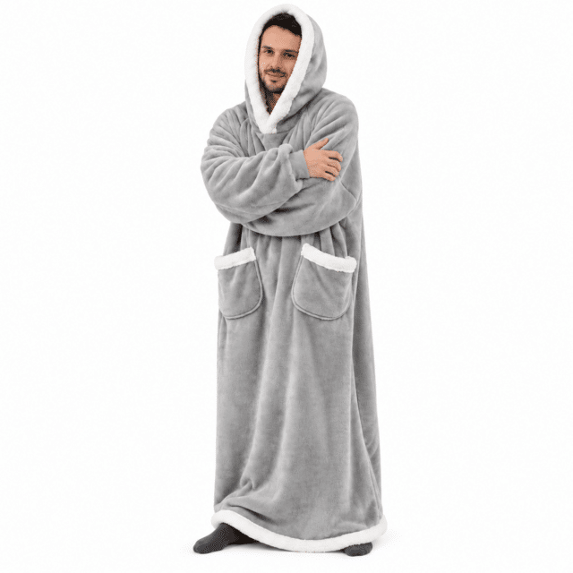 Man met de armen over elkaar in een extra lange lichtgrijze Snuggle hoodie deken met capuchon op