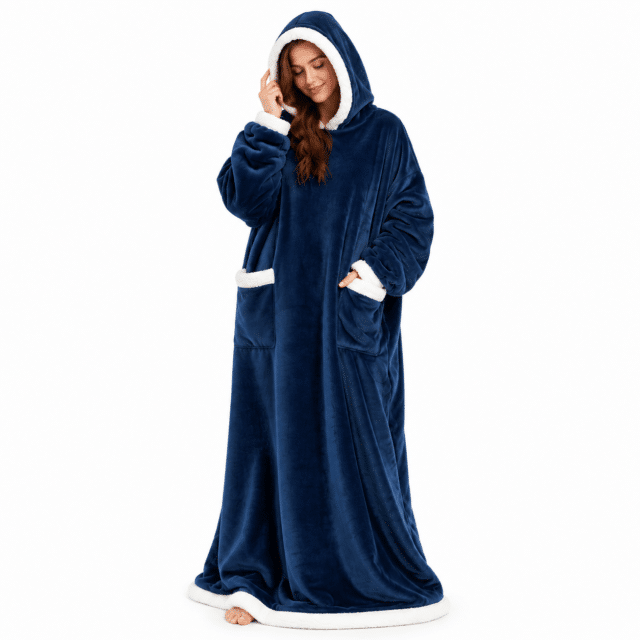 Vrouw met capuchon op in een extra lange navy blauwe Snuggle hoodie deken met twee zakken