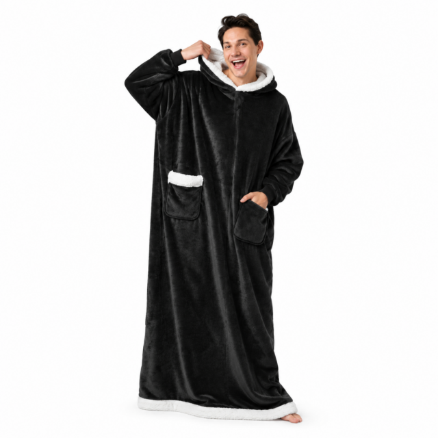 Lachende man in een extra lange zwarte Snuggle hoodie deken met witte teddy zakken