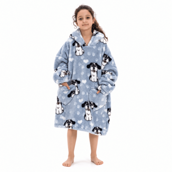 Meisje in een lichtblauwe Snuggle hoodie deken voor kids met hondjesprint en hartjeszakken
