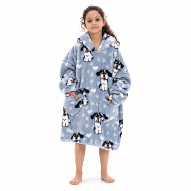 Meisje in een lichtblauwe Snuggle hoodie deken voor kids met hondjesprint en hartjeszakken