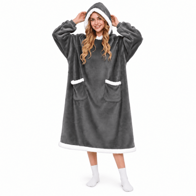 Vrouw zet de capuchon op van haar lange grijze Snuggle hoodie deken