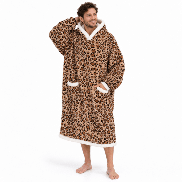 Man in een lange luipaard Snuggle hoodie deken met twee teddy zakken