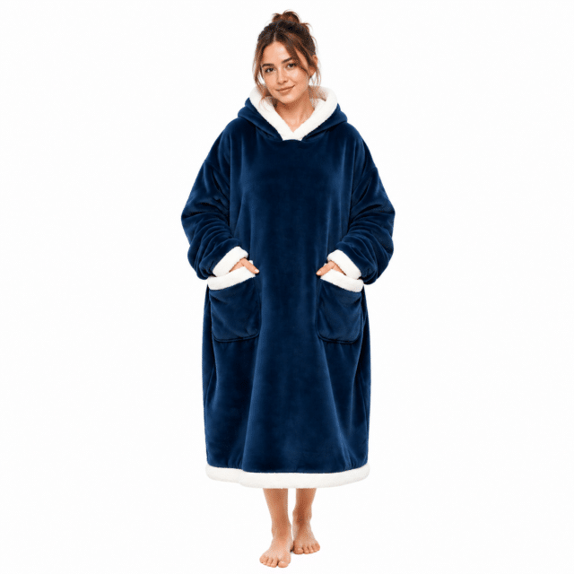 Vooraanzicht van een lange navy blauwe Snuggle hoodie deken met witte sherpa capuchon