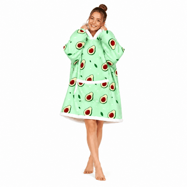Lachende vrouw met capuchon in een groene Snuggle hoodie deken met avocadoprint