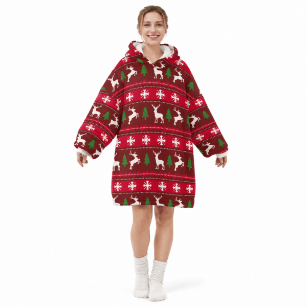 Vrouw in een Kerst Snuggle hoodie deken met rendieren, kerstbomen en sneeuwvlokken