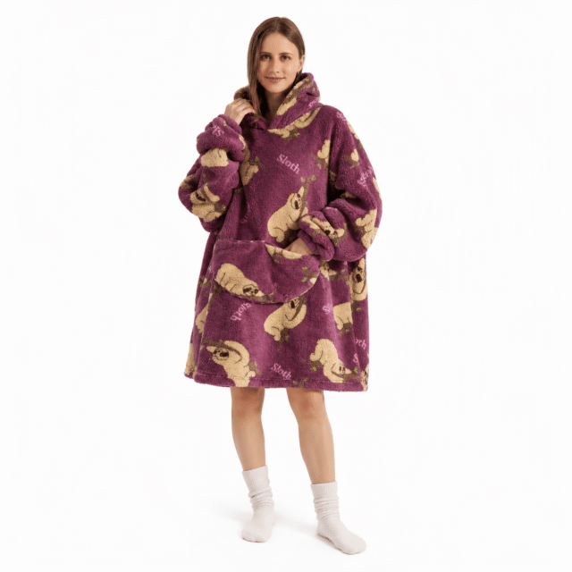 Vooraanzicht van een paarse Snuggle hoodie deken met luiaardprint en buidelzak