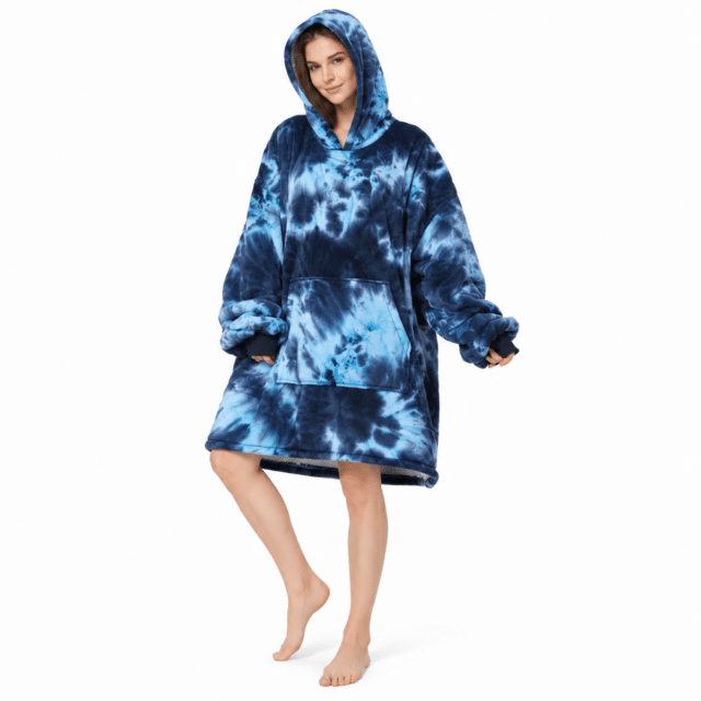 Vrouw met capuchon op in een blauwe tie-dye oversized Snuggle hoodie deken