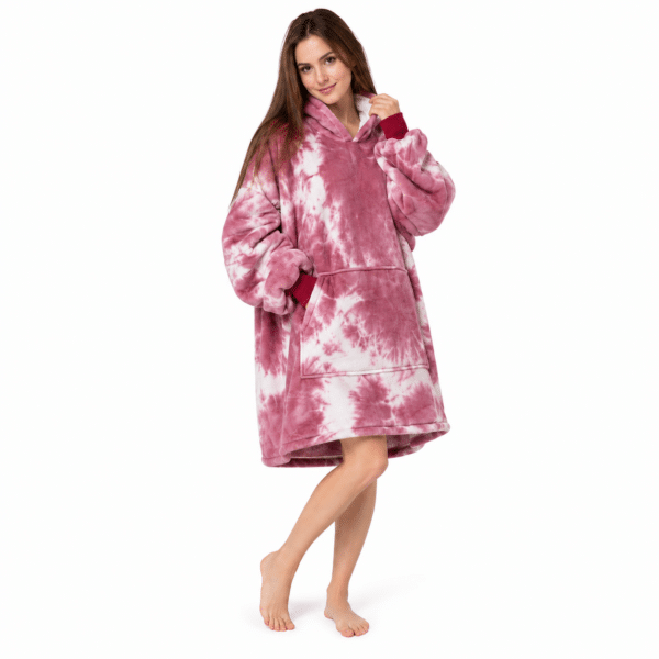 Vrouw in een roze tie-dye oversized Snuggle hoodie deken met buidelzak