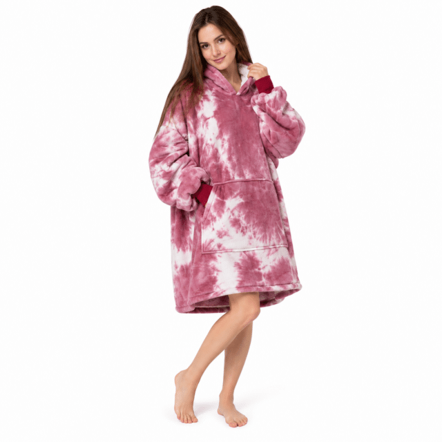 Vrouw in een roze tie-dye oversized Snuggle hoodie deken met buidelzak